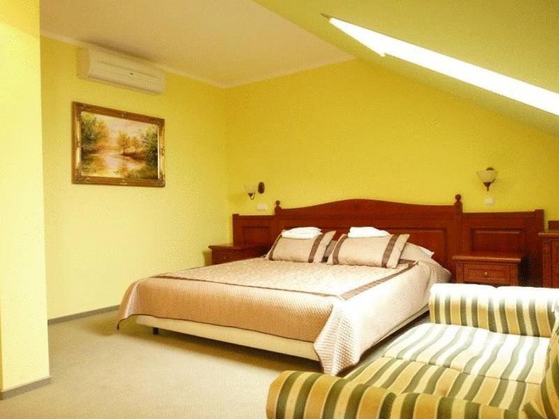 Zajazd Sokol Hotel Nienadowka Ngoại thất bức ảnh